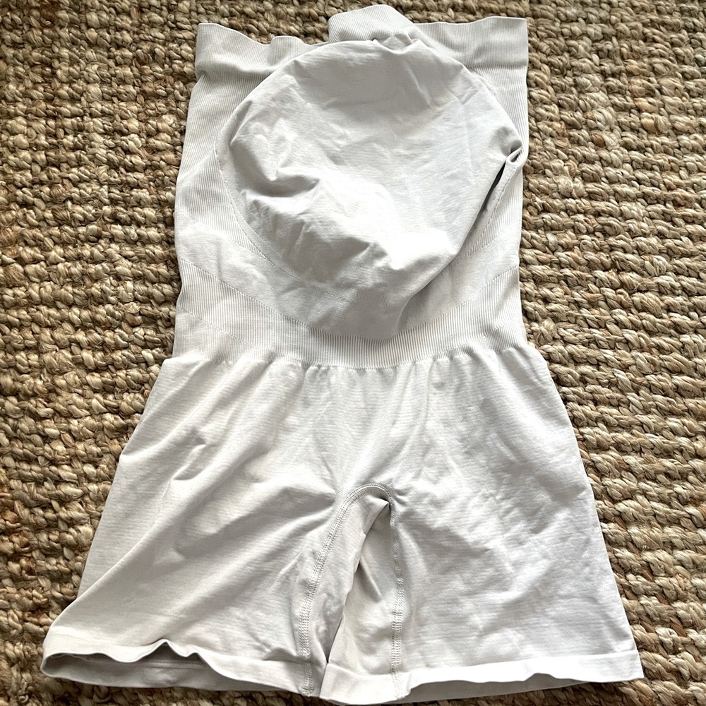 Blanqi maternity shorts nude size m